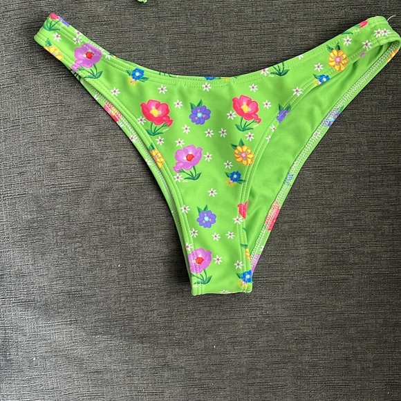 GUIZIO green floral bikini size medium - Picture 4 of 5